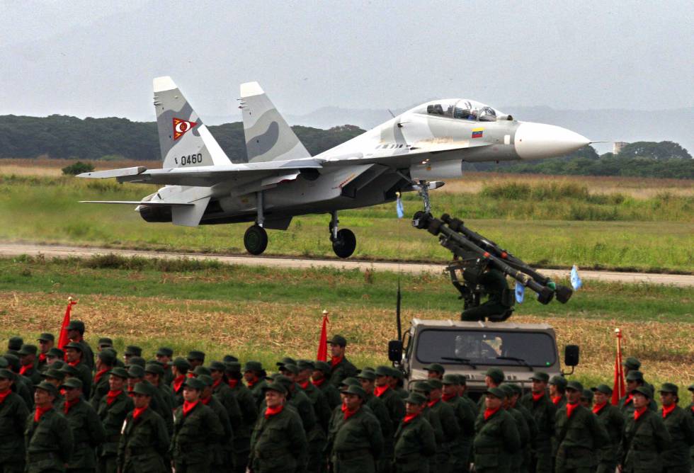 Un caza Sukhoi, de fabricación rusa, aterriza en el aeropuerto de Maracay en 2006.