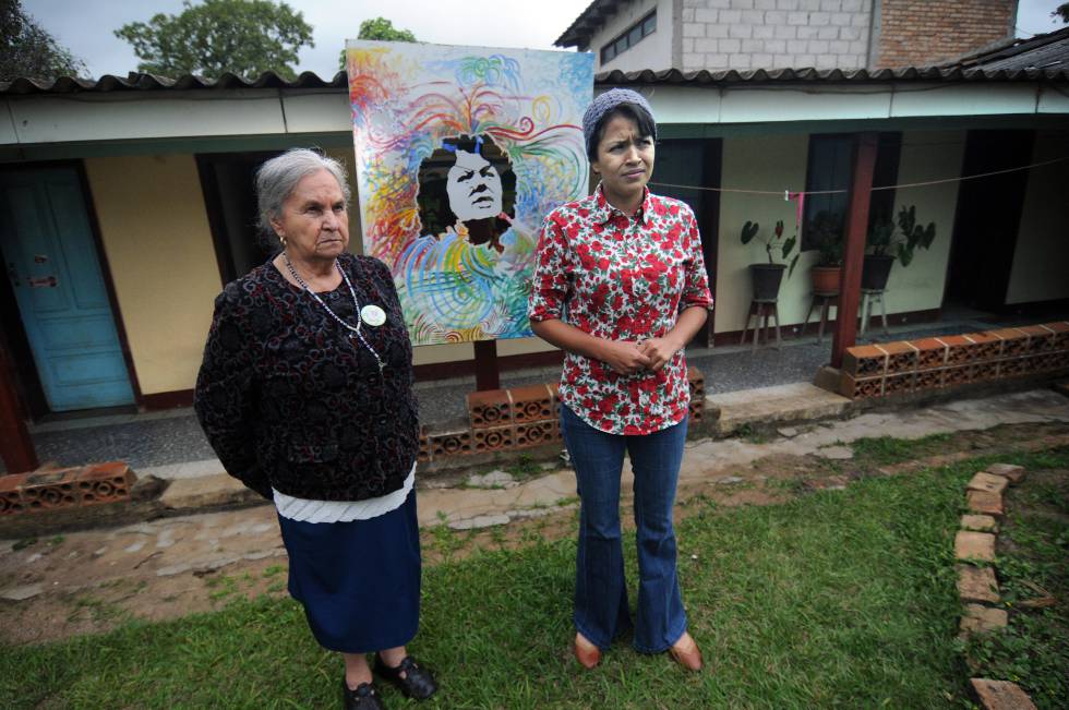 La madre de Berta Cáceres y Olivia, una de las hijas de la ambientalista, en la casa familiar.