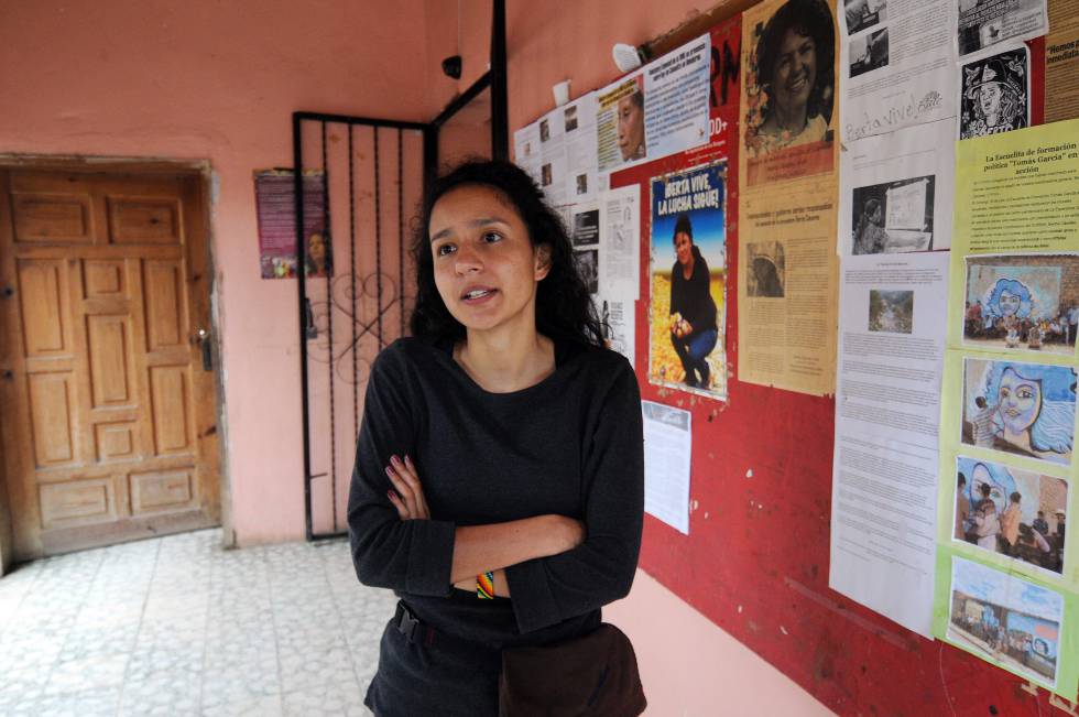 Berta Zúñiga, hija de Berta Cáceres, en la sede del Copinh.