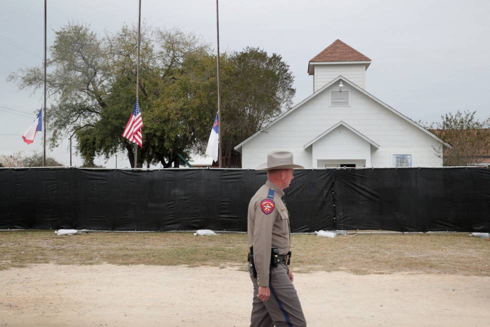 Un policía ante la iglesia de Sutherland Springs.