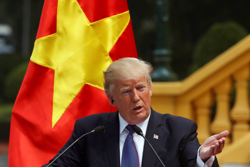 Trump en el palacio presidencial de Hanoi, Vietnam.