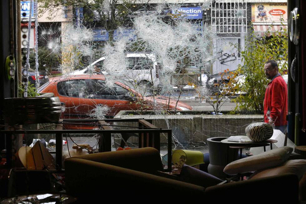 Destrozos en una cafetería de Bruselas, provocados durante los disturbios.