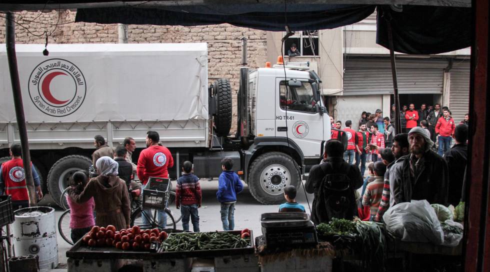 Un camión con ayuda humanitaria, en la ciudad rebelde asediada de Duma.