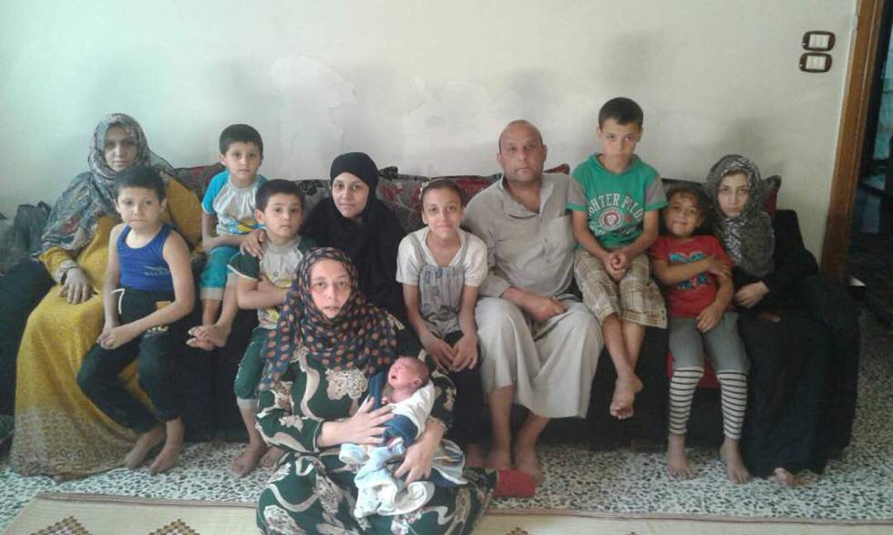 La familia Lobato a los pocos días de llegar a la localidad siria de Azaz, en la frontera con Turquía durante el pasado mes de julio.