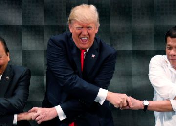 Trump provoca una escena aparatosa al no saber realizar un saludo tradicional con líderes asiáticos