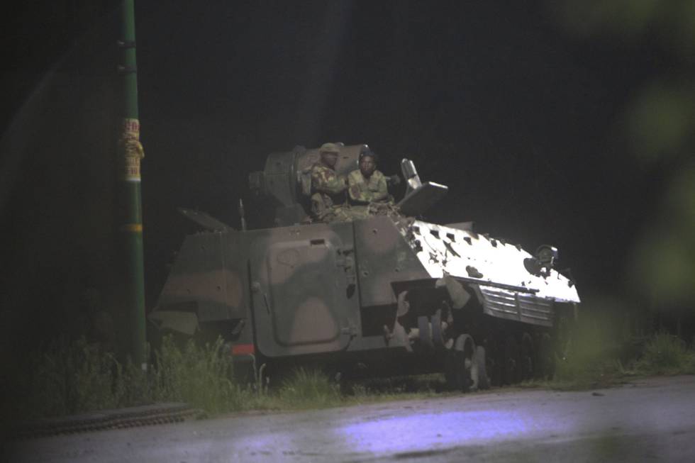 Dos soldados sentados en un tanque en Harare, este miércoles.