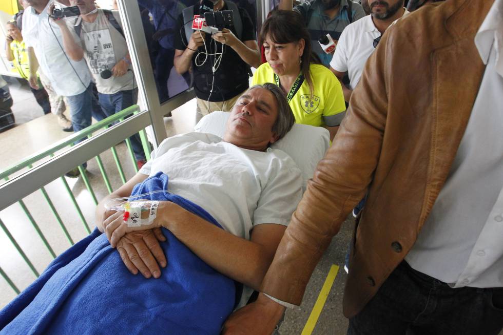 El senador Rossi es trasladado en camilla.