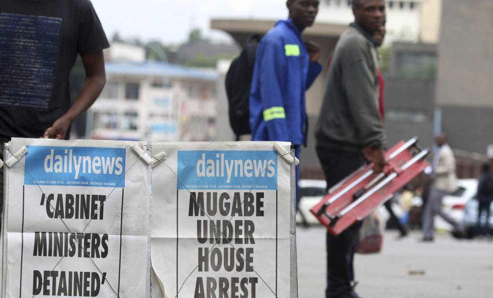 Los periódicos de Zimbabue informan este jueves de la detención del presidente Mugabe en Harare.