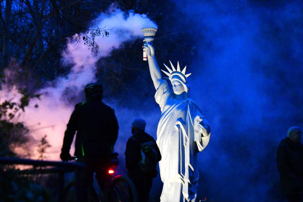 Réplica de la estatua de la libertad emitiendo humo instalada en el parque Rheineaue como reivindicación ante la cumbre de Bonn