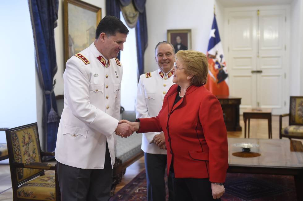 Bachelet saluda a Ricardo Martínez, nuevo comandante en jefe del Ejército de Chile.
