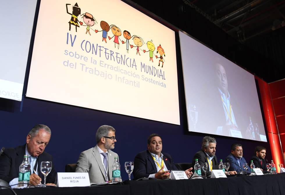 Mesa de la IV Conferencia mundial sobre la erradicación del trabajo infantil.