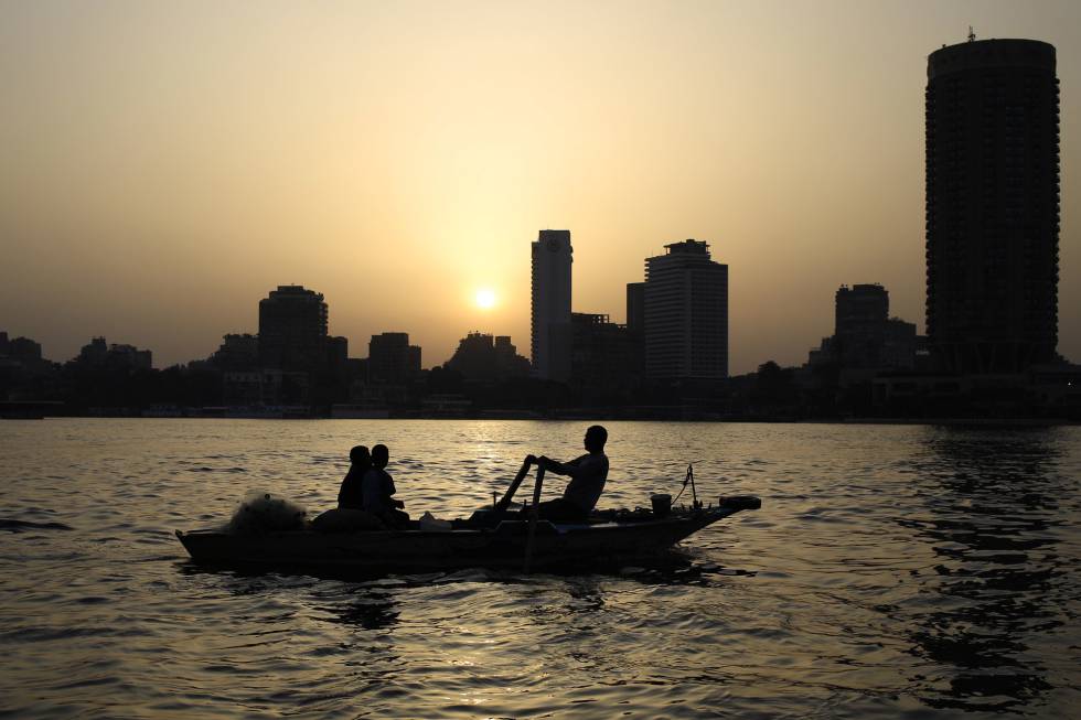 Unos pescadores faenan en el río Nilo, de cuya agua la cantante Sherine Abdel Wahab aconsejó no beber.