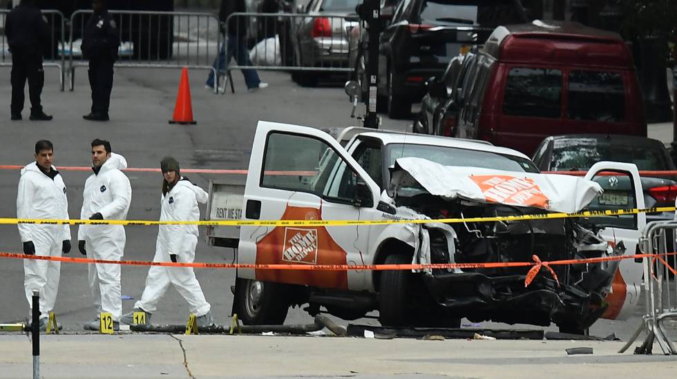 Agentes investigan el vehículo usado por Sayfullo Saipov para antentar en Manhattan el pasado 31 de octubre.