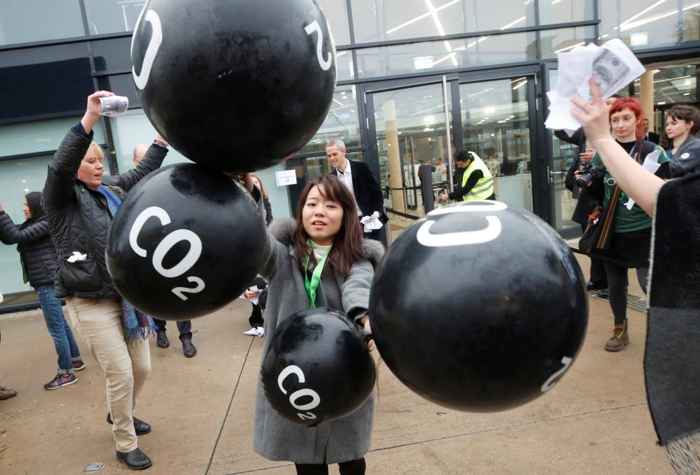 Protesta de activistas contra los combustibles fósiles en la cumbre de Bonn.