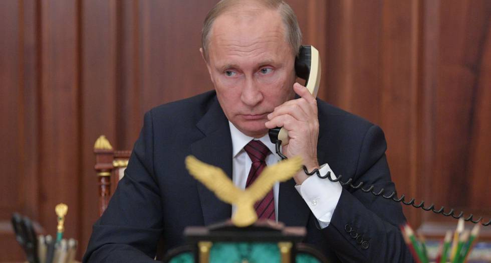 El presidente ruso, Vladímir Putin, mantiene una conversación desde el Kremlin, en Moscú, el pasado 15 de noviembre.