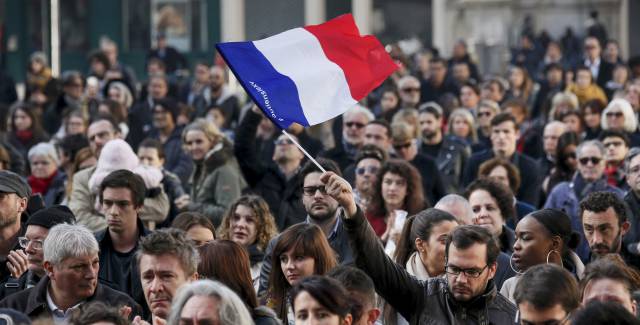 Minuto de silencio en Lyon tras los atentados de París del 13 de noviembre de 2015.