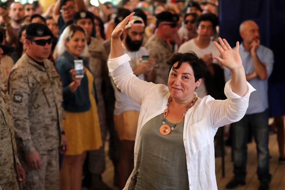 La candidata presidencial de la coalicion izquierdista Frente Amplio, Beatriz Sanchez, saluda despues de emitir su sufragio