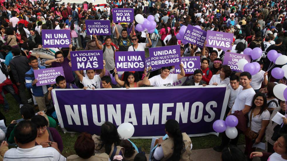 Una multitud, en 2016, exige en Perú respeto a las mujeres.