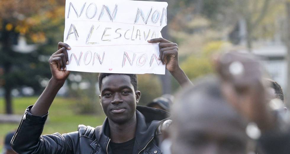 Manifestación en París en contra de la esclavitud en Libia.