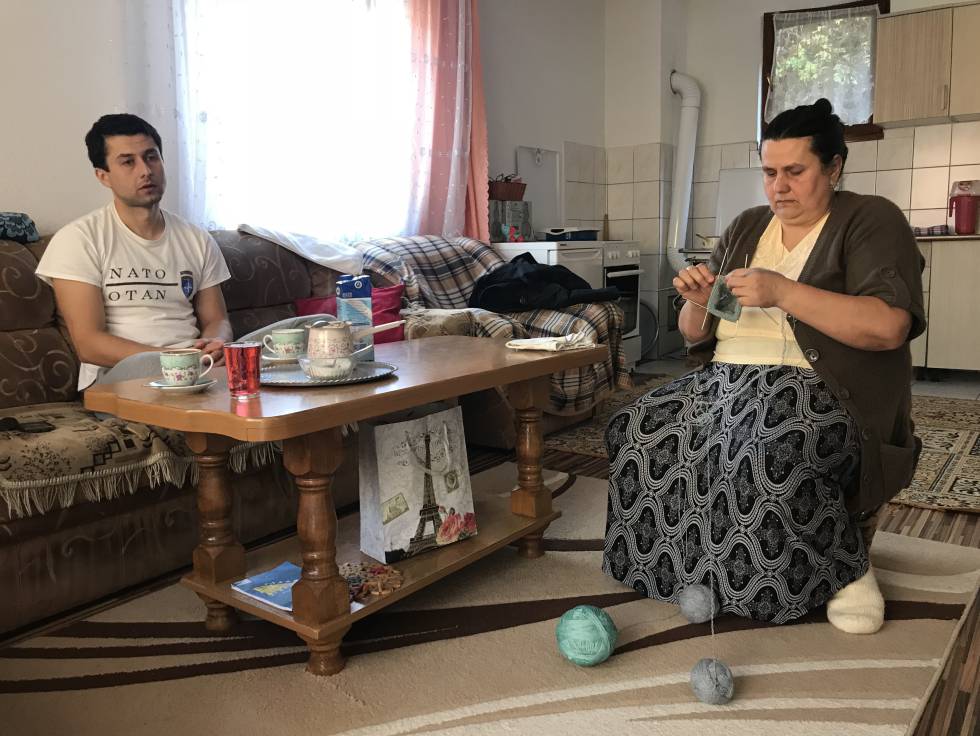 Sead Halilovic y su madre, en el salón de su casa de Srebrenica, este miércoles antes de que Mladic fuera condenado a cadena perpetua.