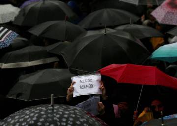 La movilización contra la violencia machista no frena los feminicidios en Argentina