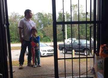 Jesús Caldera y su hijo Rohan en un centro de ayuda a emigrantes puertorriqueños en Orlando.