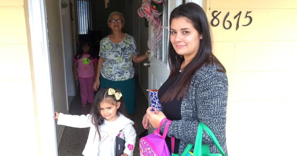 Rivera llega con su hija a la casa de la abuela paterna de la niña.rn 