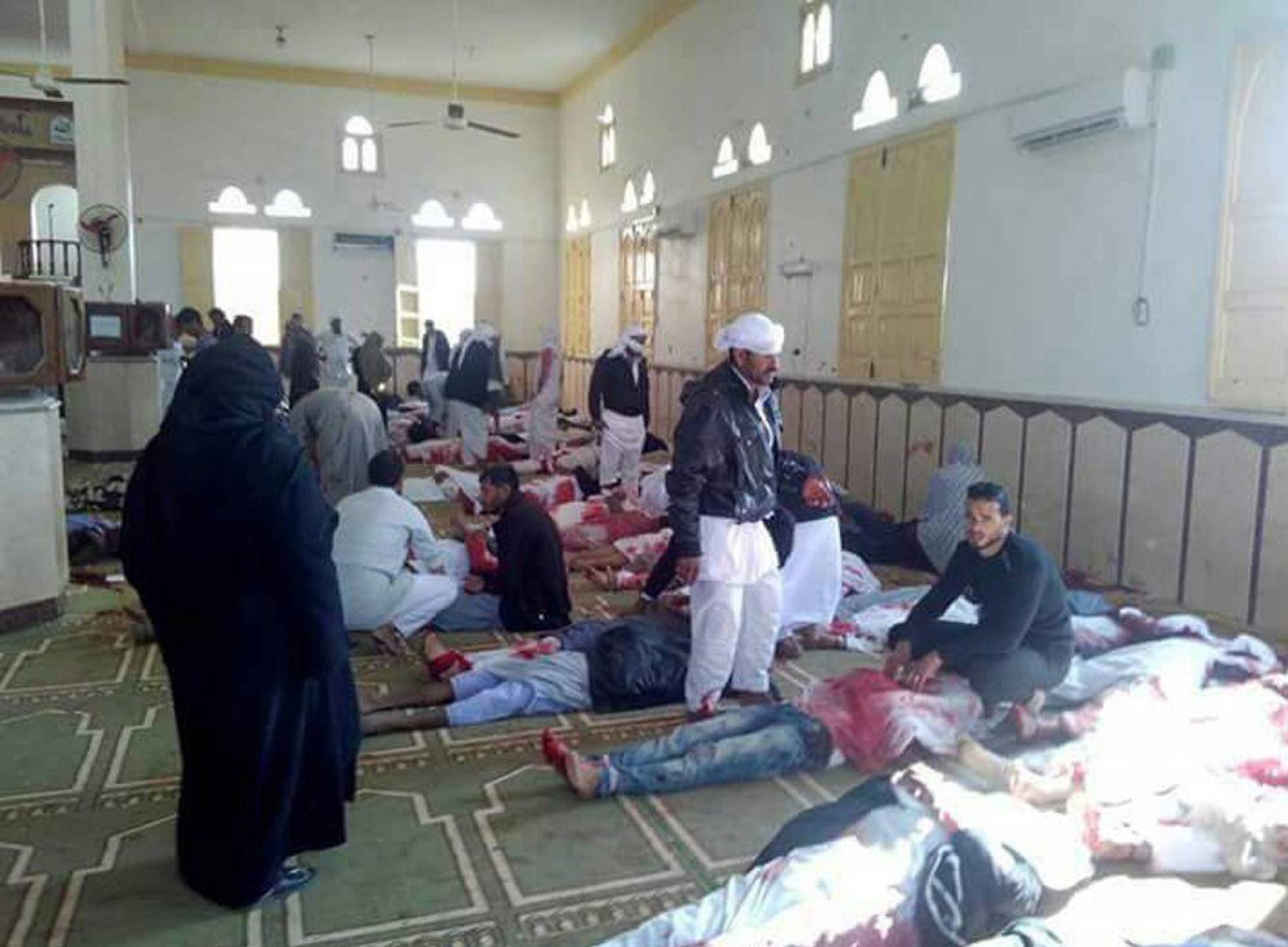 Un atentado contra una mezquita en Egipto causa al menos 235 muertos