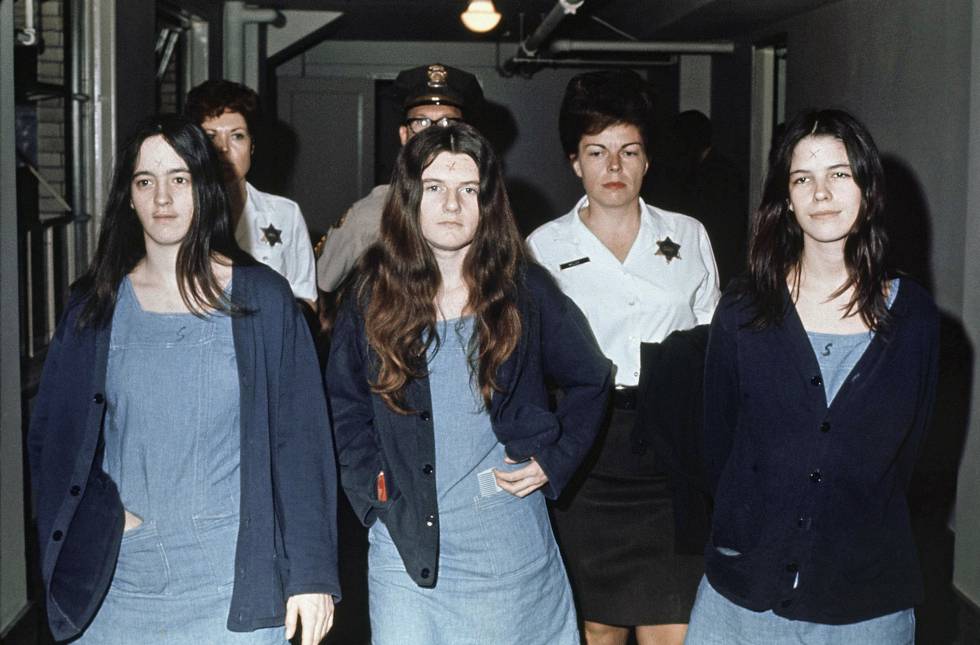 De izquierda a derecha, Susan Atkins, Patricia Krenwinkel y Leslie Van Houten, durante el juicio por asesinato en marzo de 1971.