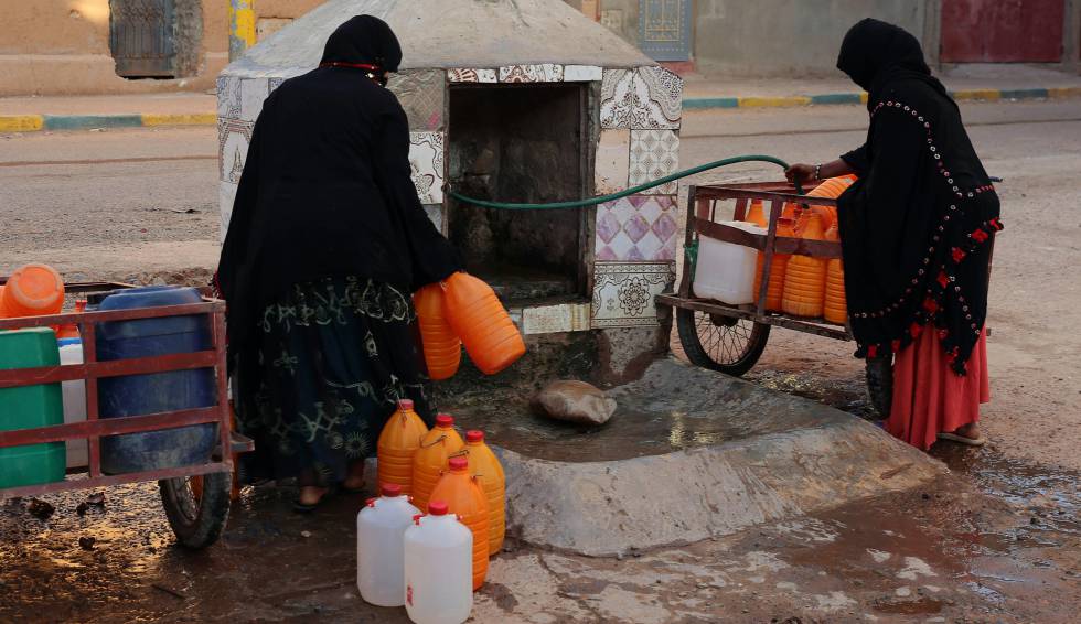 Imagen de archivo de mujeres marroquíes recogen agua en bidones en Zagora, Marruecos. 