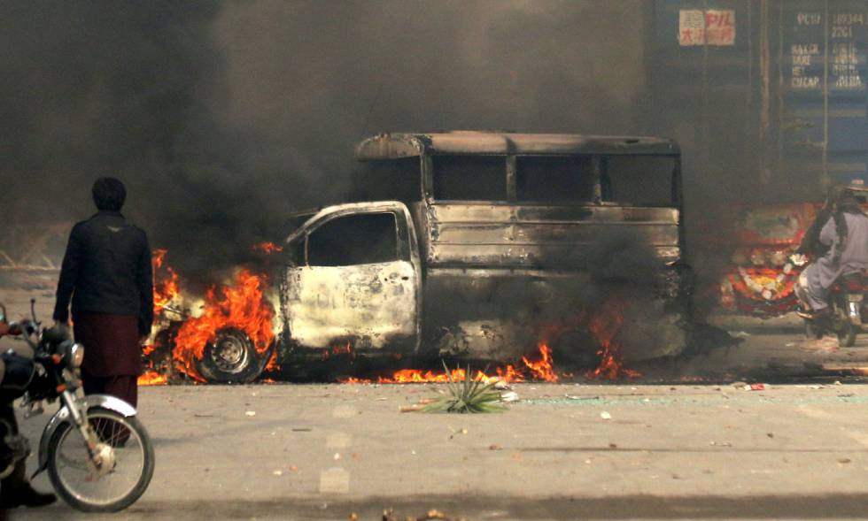 Un vehículo incendiado durante las protestas de este sábado en Islamabad (Pakistán). 