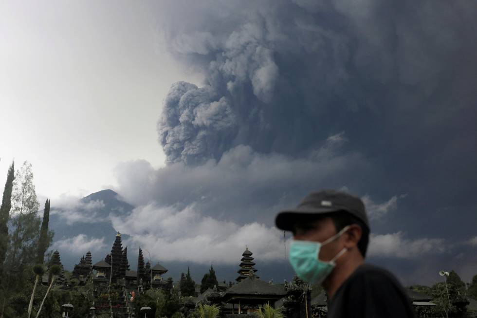 Vista del volcán Agung y su nube de cenizas, este domingo.