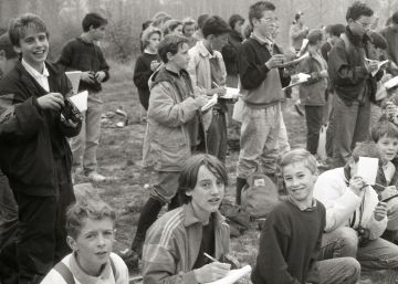 Emmanuel Macron (a la izquierda, de pie) con los compa&ntilde;eros de clase del  colegio de los Jesuitas La Providence de Amiens en septiembre de 1990