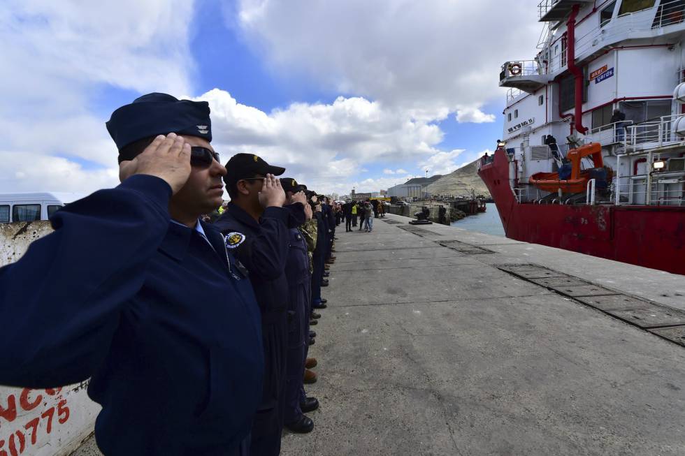 Marinos argentinos y estadounidenses despiden en Comodoro Rivadavia al buque noruego Sophie Siem, portador de la nave de rescate aportada por EEUU.