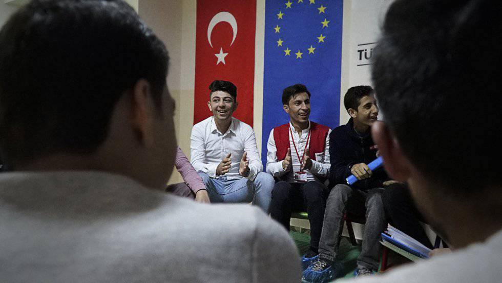 Adolescentes sirios ensayan canciones de su país en un centro social de la Media Luna Roja en Kilis, sostenido por la UE.