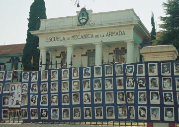 Fotos de desaparecidos sujetas en la reja de acceso de la Escuela Superior de Mecánica de la Armada (ESMA).