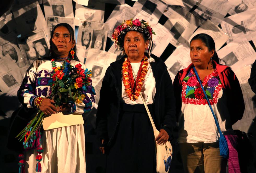 Marí­a de Jesús Patricio y otras representantes del Consejo Indí­gena de Gobierno, en la UNAM.