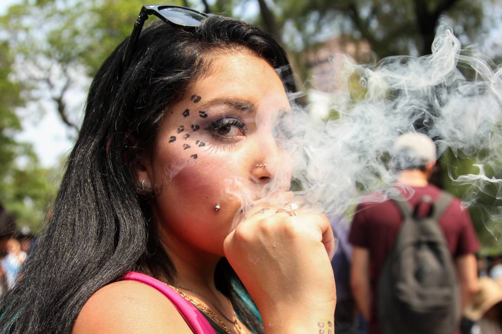 Una mujer fuma marihuana en una marcha a favor de la legalización.