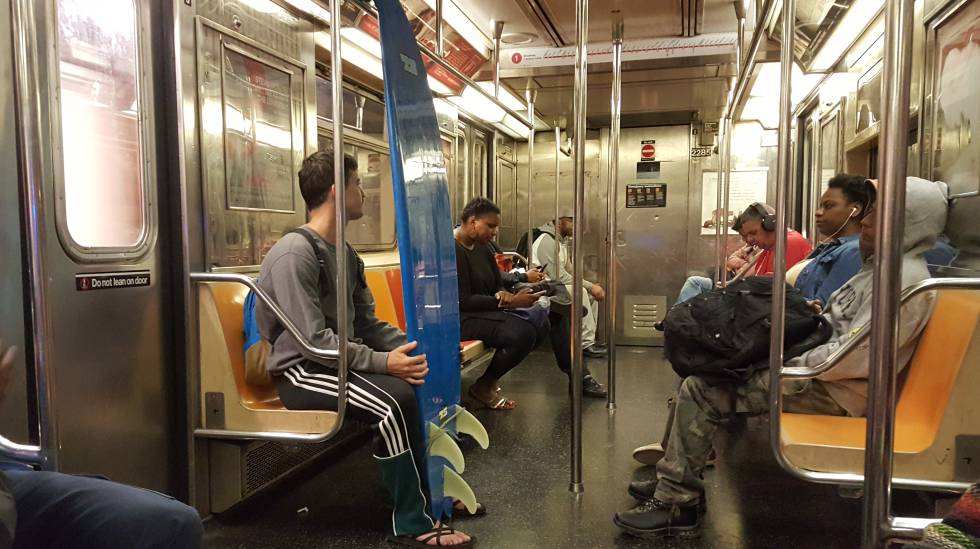 Pasajeros en una línea del metro de Nueva York
