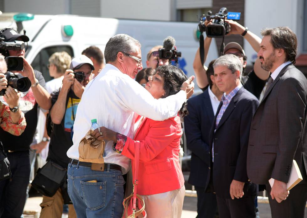 Norma Gómez, hermana del soldado Eduardo Gómez, se abraza con otro familiar en la secretaría de Derechos Humanos.