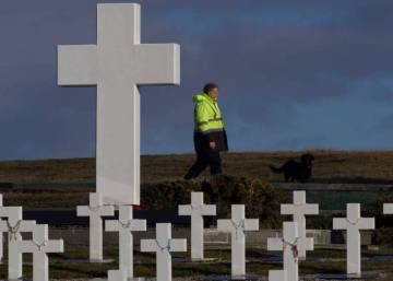 Argentina y Reino Unido ponen nombre a decenas de soldados muertos en las islas Malvinas