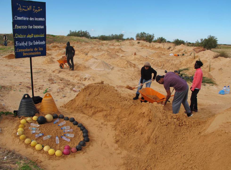 Un grupo de voluntarios adecentan el cementerio para los migrantes fallecidos en el sur de Túnez