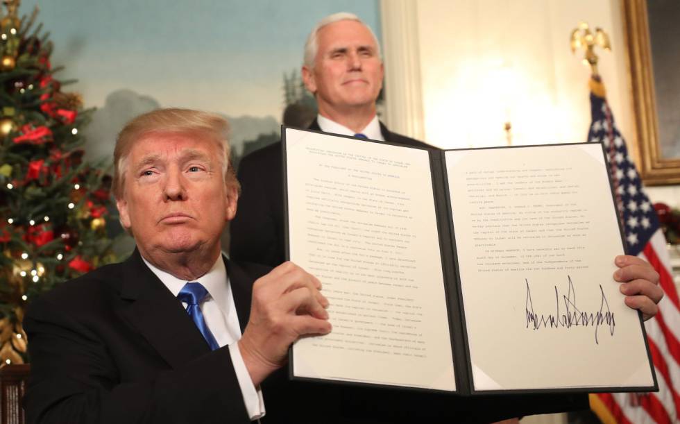 Donald Trump firma su proclamación con la que su país reconocerá a partir de ahora a Jerusalén como capital de Israel.