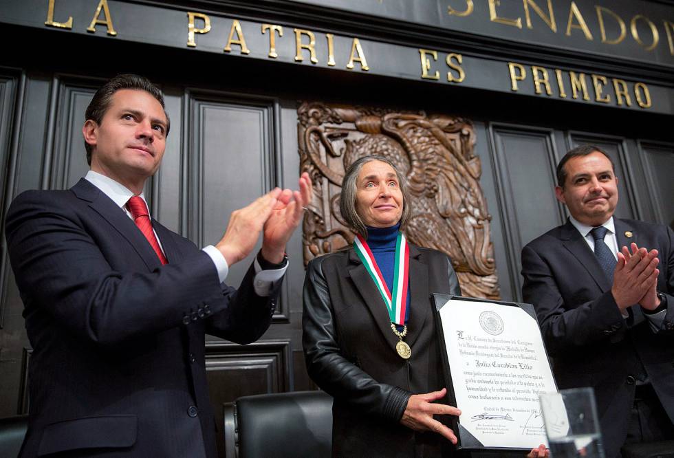 La bióloga Julia Carabias recibe la medalla Belisario Domí­nguez. 