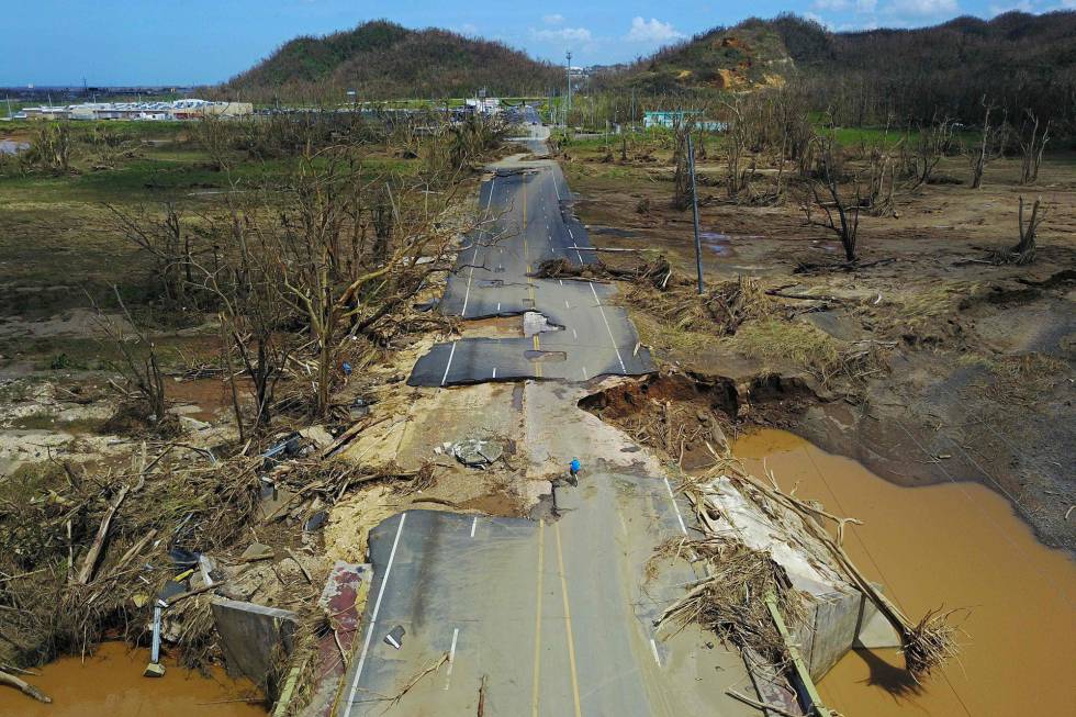 Una carretera daÃ±ada en Puerto Rico el 24 de septiembre.