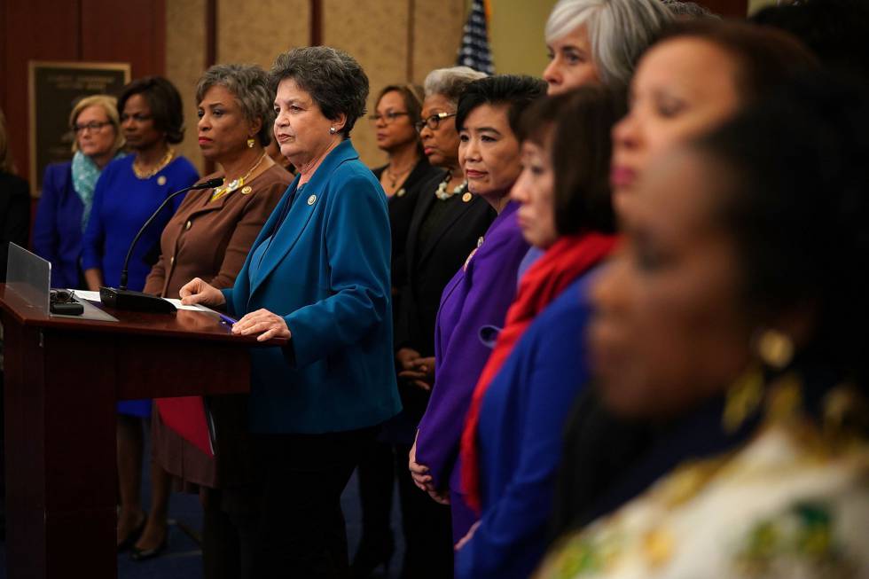 La congresista demócrata Lois Frankel anuncia, junto a otras legisladoras, la carta contra Trump