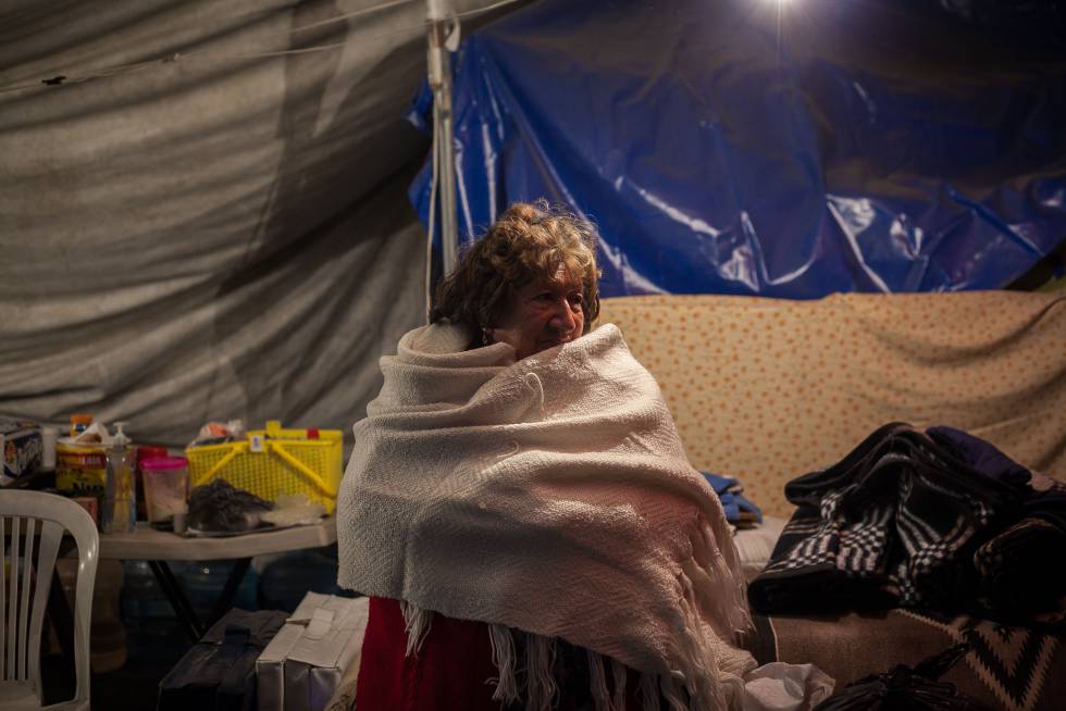 Lucina Chávez, de 75 aí±os, vive desde el sismo en un campamento.