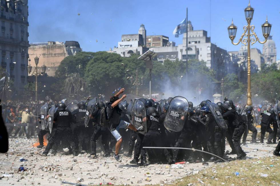 Manifestantes rodean a un grupo de policías durante los disturbios frente al Congreso argentino.