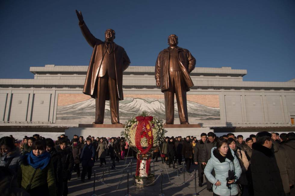 Las estatuas de Kim Il-Sung, a la izquierda, y Kim Jong-Il, a la derecha, en Pyongyang.