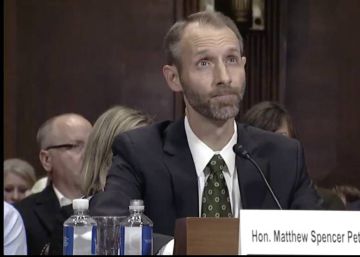 Se retira el candidato a juez de Trump que hizo el ridículo ante el Senado